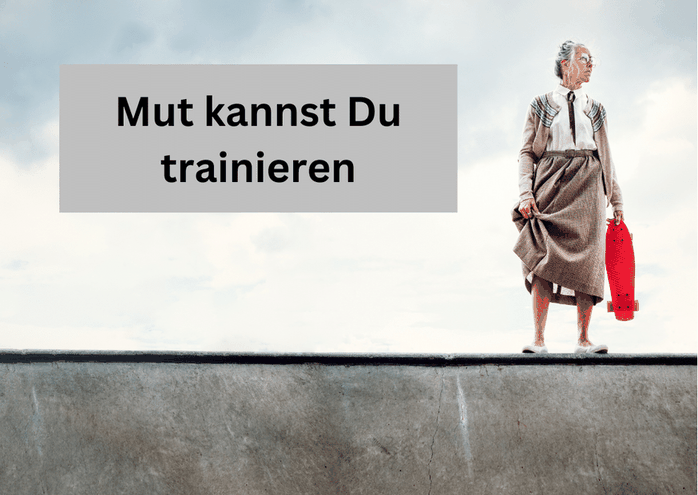 Eine grauhaarige Frau steht mit einem Skateboard am oberen Ende einer Skateboardpipe