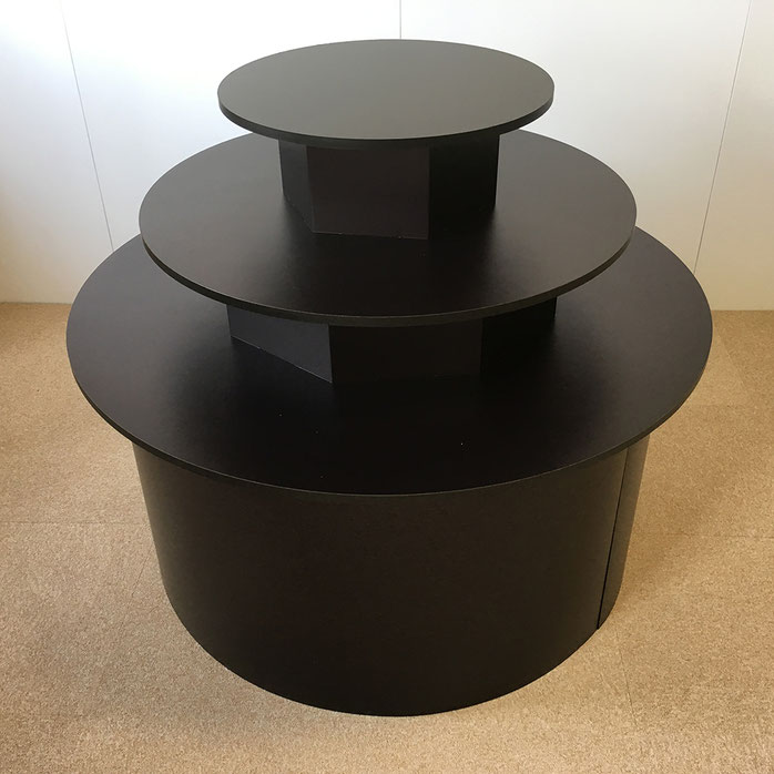 3段円柱什器を製作 特注オリジナル軽量ディスプレイ什器はマゴノテ工作所