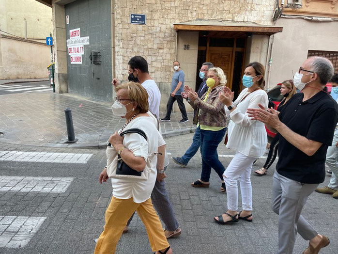 María José Catalá, junto a los vecinos de Benimamet.