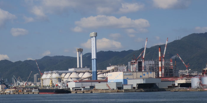 神戸発電所3−4号機（手前の煙突）、神戸発電所１−２号機（奥の煙突）