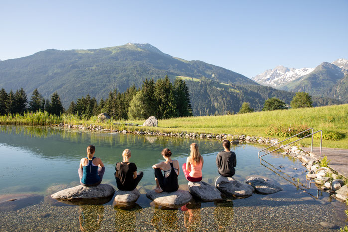 Yogaübung am See