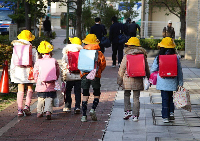 日本の子供はなぜ黄色い帽子?目立たせるためではありません 視認性