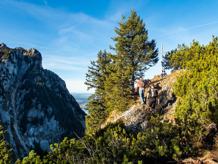Gipfelkreuz mit Blick über die Allgäuer Alpen und die umliegende Landschaft bei Schwangau