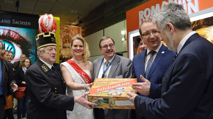 Bergmann und Salzfee übergeben zusammen mit Dr. Holger Naumann und Landrat Markus Bauer eine Salzlandkiste an Armin Willingmann, Wirtschaftsminister des Landes Sachsen-Anhalt. Foto: Stadt Staßfurt, Julia Föckler