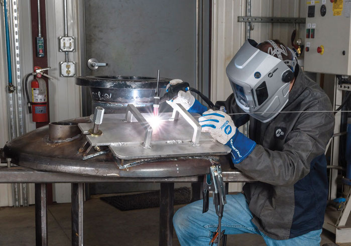 Soldador en plena acción soldando aluminio con proceso TIG Miller