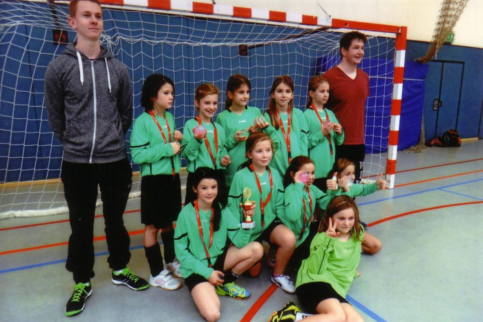Die Breckenheimer Mädchenfußballmannschaft mit ihren Betreuern Torben Müller und Felix Krebs