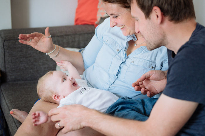 Stressfreie Babyfotos ohne Blitz im eigenen Zuhause.