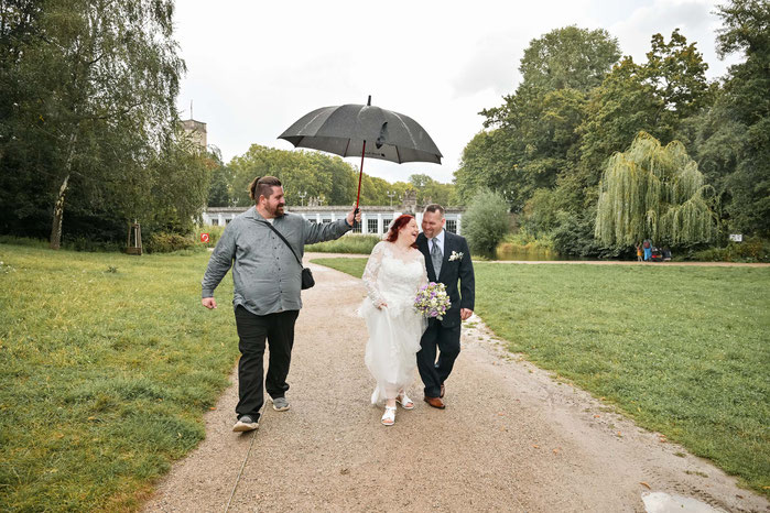 Paarshooting im Regen in Berlin – moderne, authentische Hochzeitsfotos von Studio TOW 7