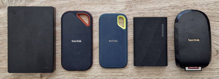 left to right: Seagate-HDD, 2x SanDisk extreme SSDs, Samsung T9-SSD, SanDisk Reader
