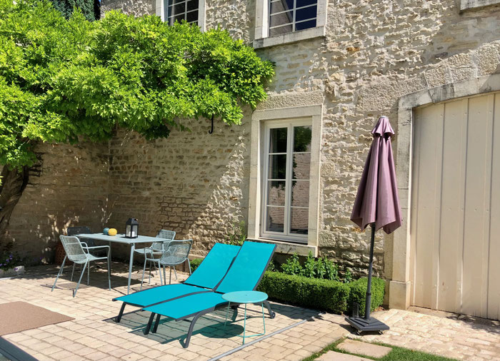 L'extérieur de la suite de la chambre d'hôtes Le Jardin à Meursault