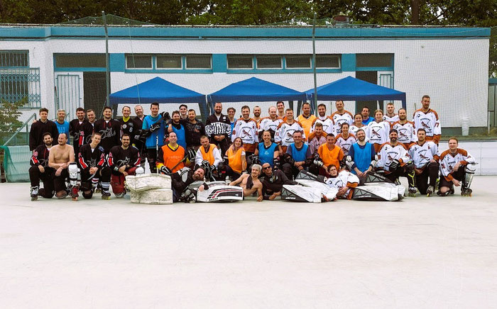 Gelungener Hockeytag in Rüsselsheim: Alle Teams posieren für ein Erinnerungsfoto. Bild: Sundowners