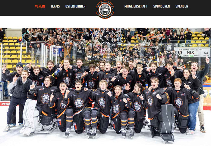 Screenshot von der Webseite der Löwen Frankfurt: Max Schrank (hintere Reihe Achter von links) und seine Teamkollegen haben sich zum Meisterfoto aufgestellt. Foto: www.loewen-nachwuchs.de