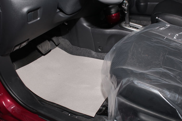 Cubretapete de cartón protege el piso del auto