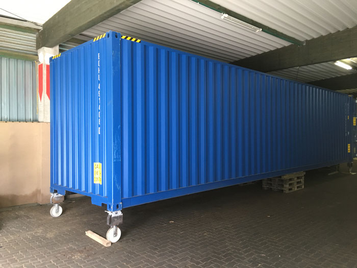 40' High Cube Container in einer Halle