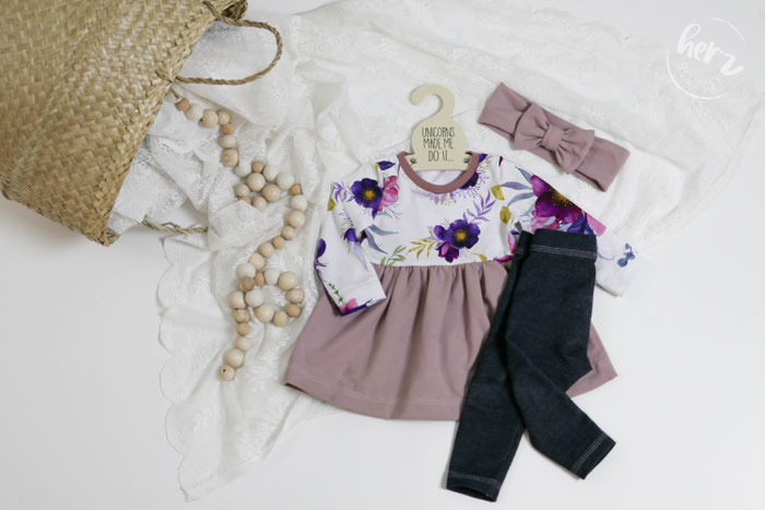 Flatlay - himmlische Amelie als Tunika mit Leggins Lara und Stirnband