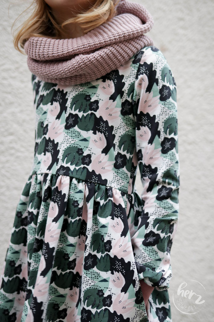 Beanie & Loop aus Big Knit von Stoff & so, Kleid himmlische Amelie von Himmelblau