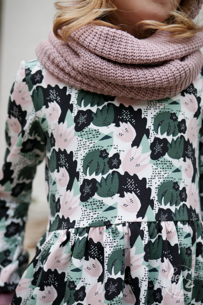 Beanie & Loop aus Big Knit von Stoff & so, Kleid himmlische Amelie von Himmelblau