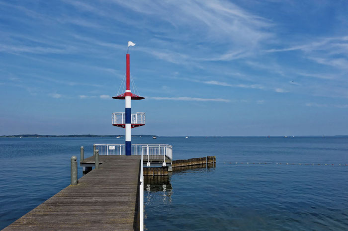 Hafendorf Müritz Steg und Leuchtturm