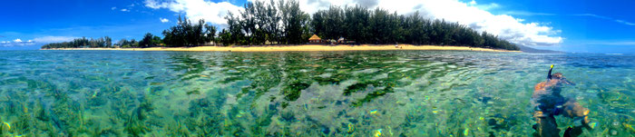 Plage vue du lagon en mode panoramique-lesperlesdelasaline