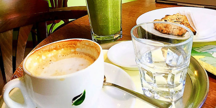 green smoothie and soy latte at park lane cafe