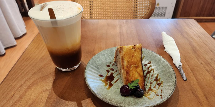 Koneko drink and cake
