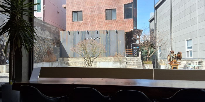 Zm-illenial café view