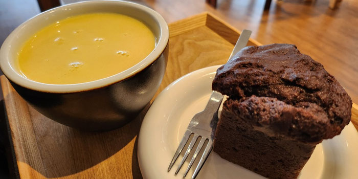 Sweet potato latte and chocolate muffin