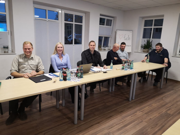 Von links nach rechts: Bezirksförster Henrik Meyer-Lührmann, neue Geschäftsführerin Svenja Thyen, Vorsitzender Hubertus Nortmann, Vorstandsmitglied Hubert Konen, Vorstandsmitglied Jens Wotte, Vorstandsmitglied Christoph Hömmken