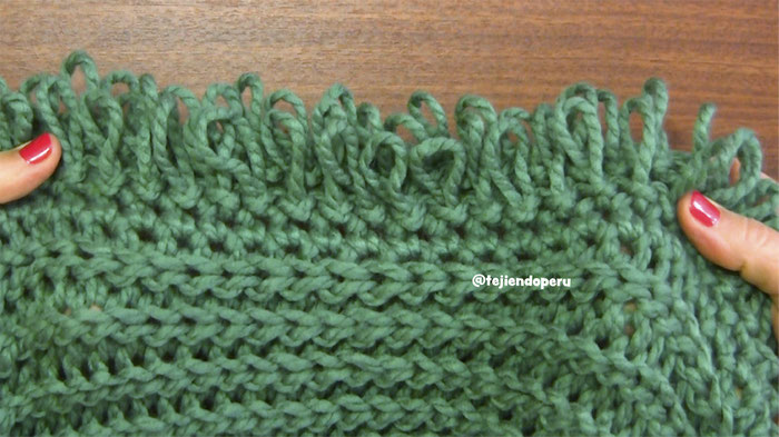 Chaleco con capucha de una pieza tejido a crochet en punto imitación tricot