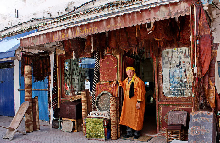 Adnani Abdenbi, genannt "Zaroil" - "der mit den blauen Augen" - ist Eigentümer der Boutique "La Fibule Berbère" in der Medina von Essaouira.