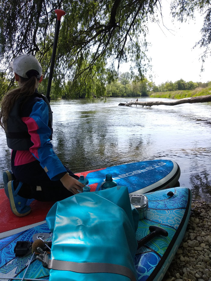 Was wäre ein SUP-Tour ohne Proviant?! Deshalb haben wir immer unsere Dry-bags mit an Board.