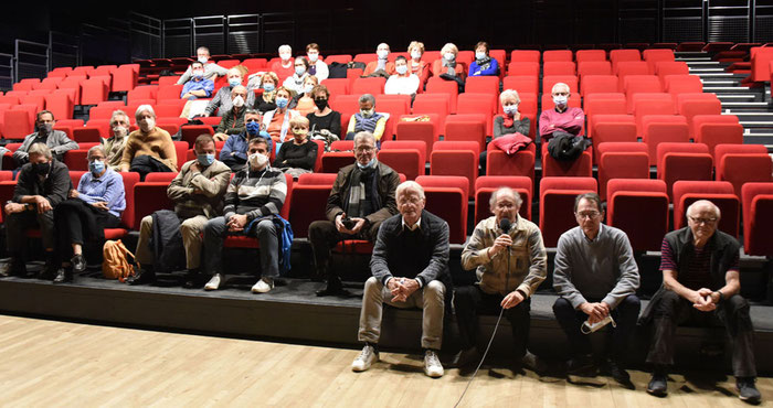 Avant-première près d'Agen : en attendant le public masqué, une photo surréaliste avec quatre des acteurs du film.