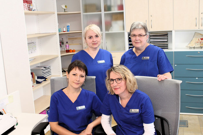 Vorne: Marina F., Martina S., Stehend: Kathleen P., Martina B.