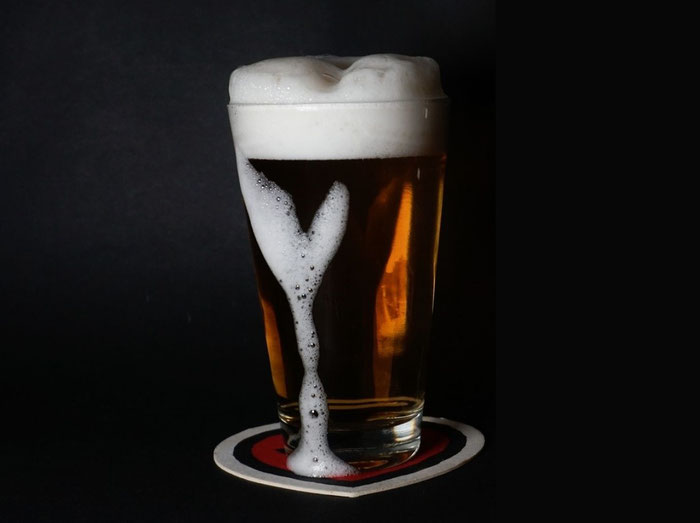 Gestacheltes Bier schäumt nochmal auf - die Krone warm, das Bier kühl, ein besonderer Genuss