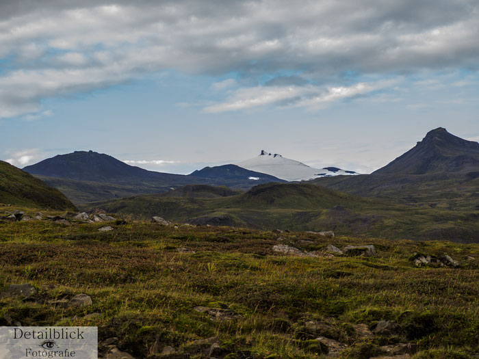 Landschaft im Snaefellsjökull Nationalpark zwischen den Bergen