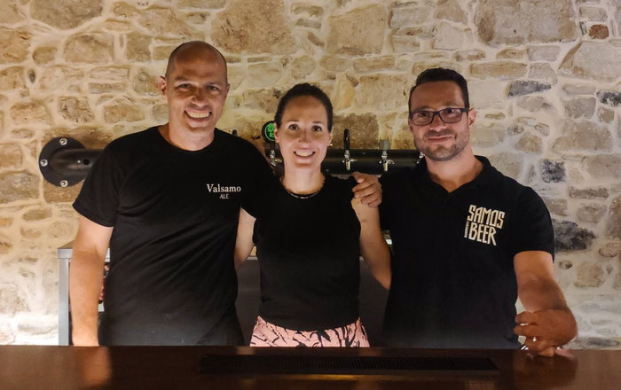 Vlnr: Dimitris Vamvakas, Irene Velakoúlis en haar broer Stamátis Velakoúlis