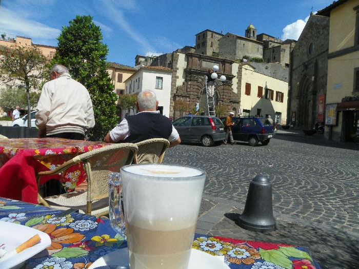 Wir sind hier nicht die ersten Touristen. Vielleicht entdecke ich bei uns einmal eine italienisch Schrift. Wir wohnen bei weitem näher an der italienischen Grenze, als hier zur Deutschen.