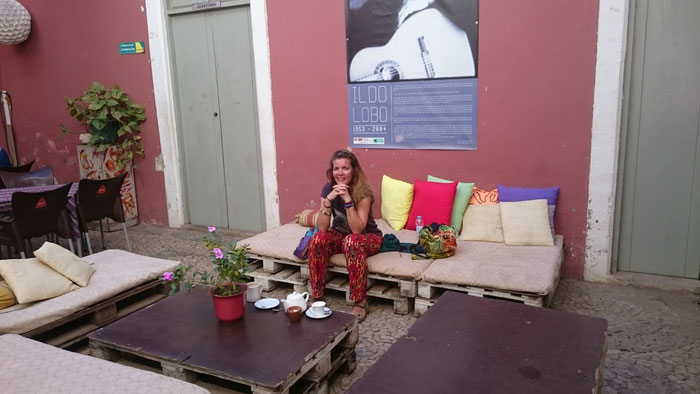 Lia is enjoying a lemon tea at one of the artistic cafes in Plateau