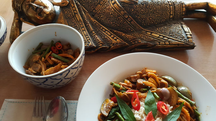 Rotes Thai Curry ist serviert.