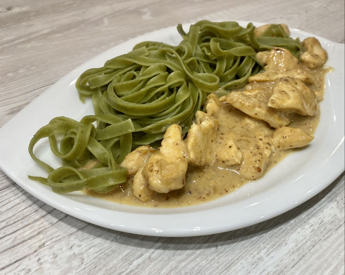 Hähnchen in Sahne-Senf-Soße auf tagliatelle con spinaci - TheEssigs Hähnchen in Sahne-Senf-Soße auf tagliatelle con spinaci - TheEssigs