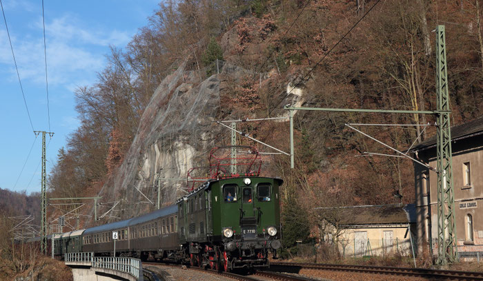 E77 10 mit RB 23849 Dresden-Chemnitz in Edle Krone