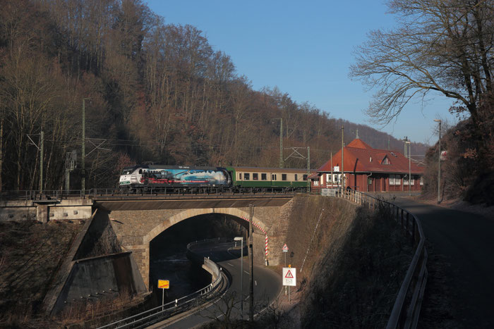 145 023 mit RE  3 nach Hof in Edle Krone