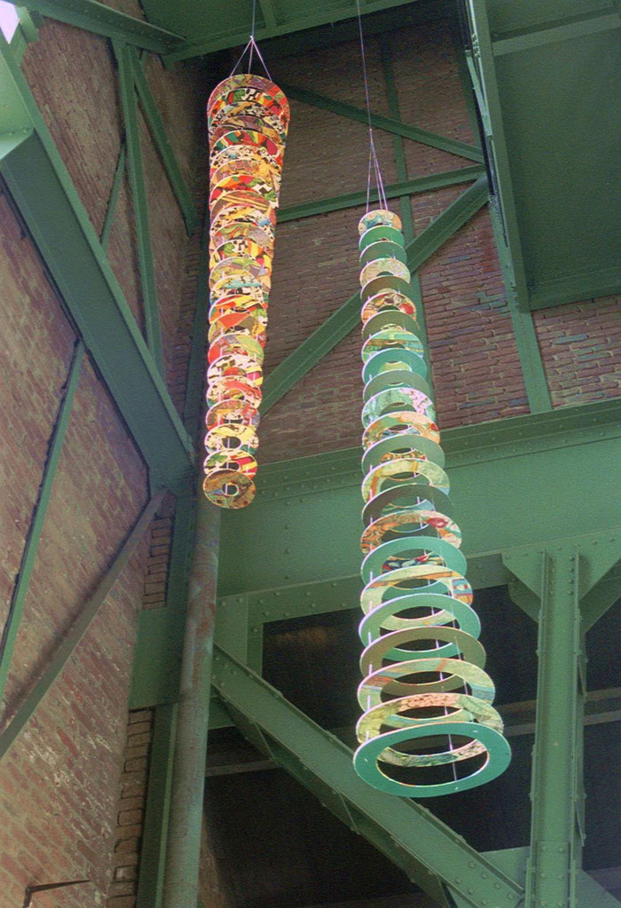 Die Leichtigkeit des Seins  2002 -  Stoff auf Plexiglas 