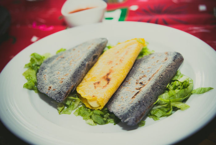 Die Quesadillas rechts und links außen wurden aus blauem Mais gemacht.