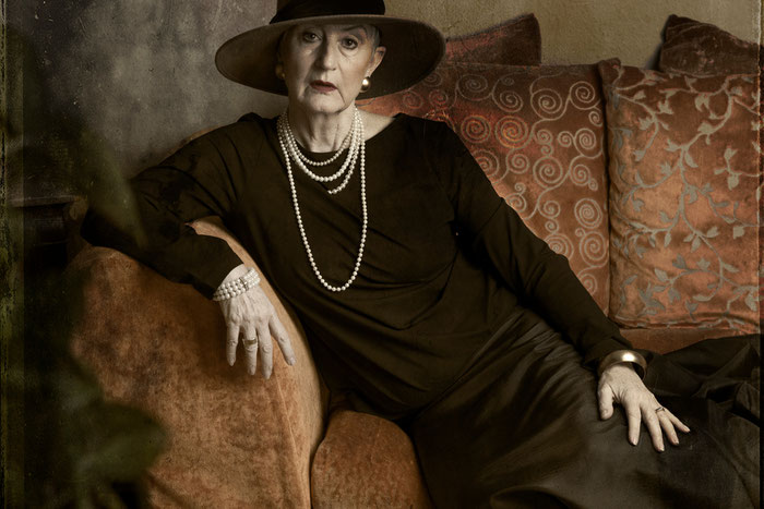 Inez Timmer als Coco Chanel op bank