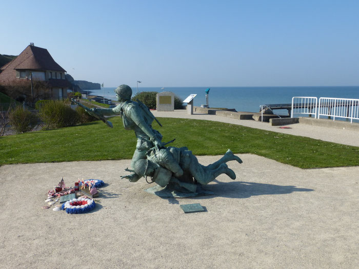 Saint-Laurent-sur-Mer est le secteur d'Omaha Beach, où le 6 juin 1944, les troupes américaines ont débarqué, bravant l'adversité. Aujourd'hui, cette plage demeure un lieu de mémoire dédié au courage et au sacrifice des soldats.