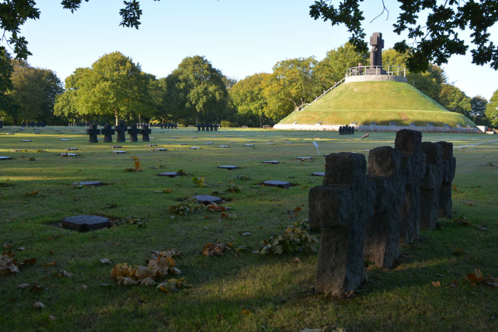 Le cimetière militaire allemand de La Cambe incarne le souvenir des soldats allemands tombés lors de la Seconde Guerre mondiale. Lieu empreint de solennité, il rappelle les sacrifices et la tragédie humaine de la guerre.