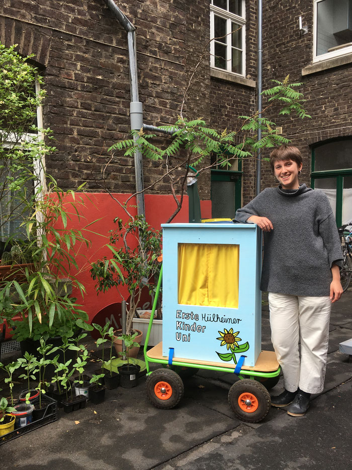 Designerin Julia Scherzl mit ihrer mobilen Kinder-Uni