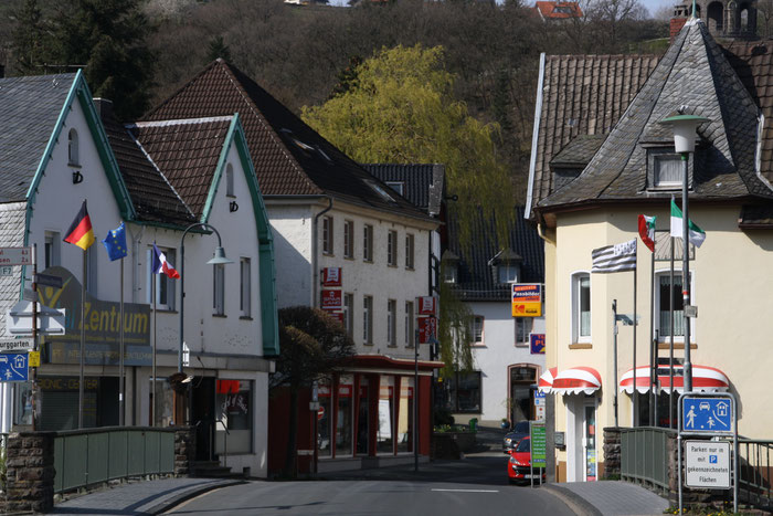 Blick auf den Weg zur Innenstadt von Schleiden über die Sturminusbrücke