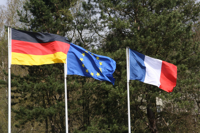 Die Deutschlandfahne, die Europafahne und die Frankreichfahne wehend auf dem Pont-L´Abbé-Platz am Turm.